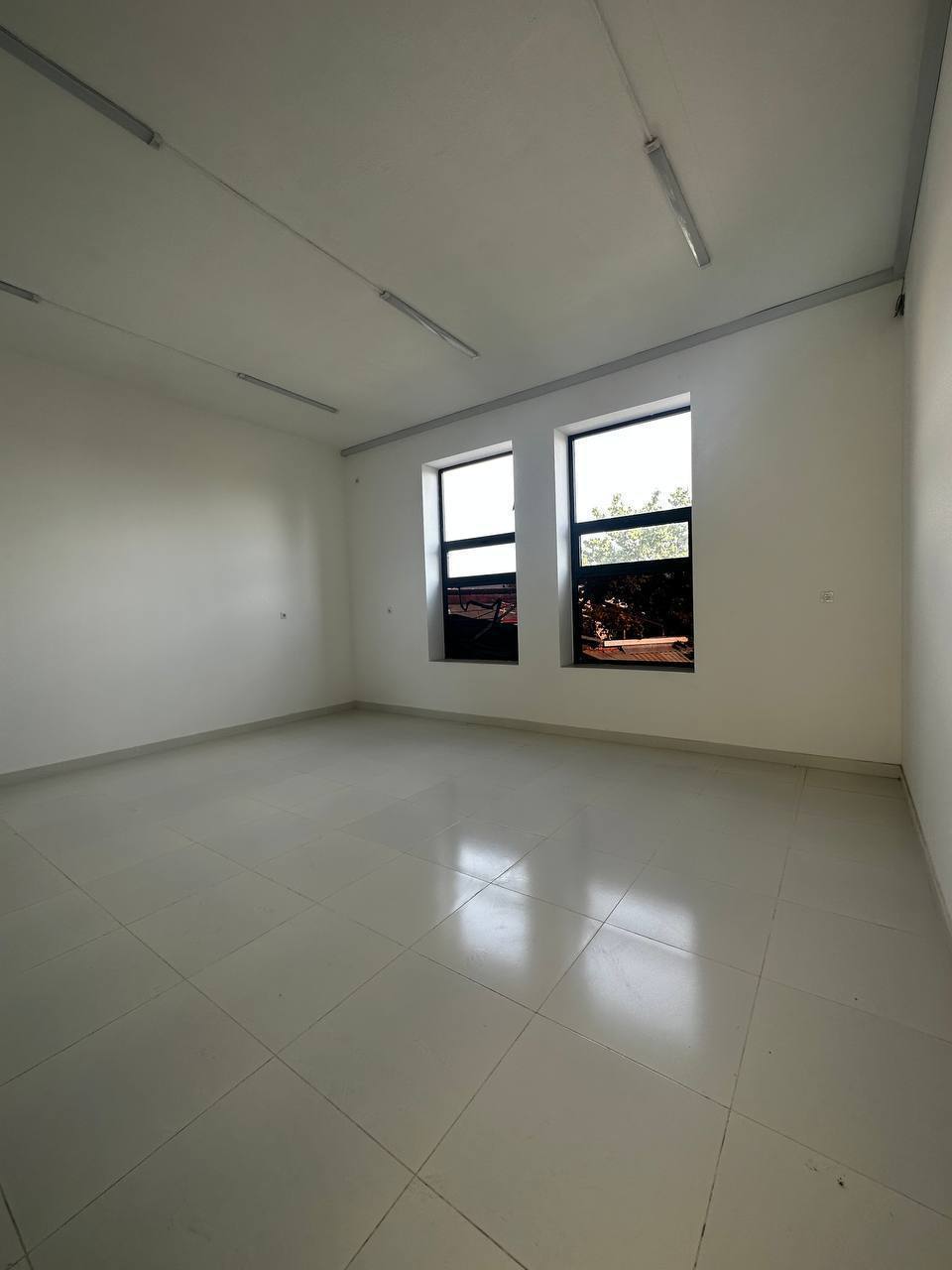 Аренда коммерческого помещения в yunusabad районе, 1 000 м² — Амира Темура, фотография 3