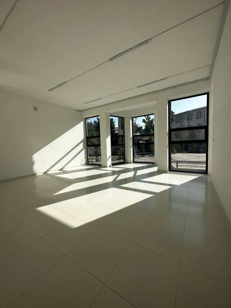 Аренда коммерческого помещения в yunusabad районе, 1 000 м² — Амира Темура, фотография 4