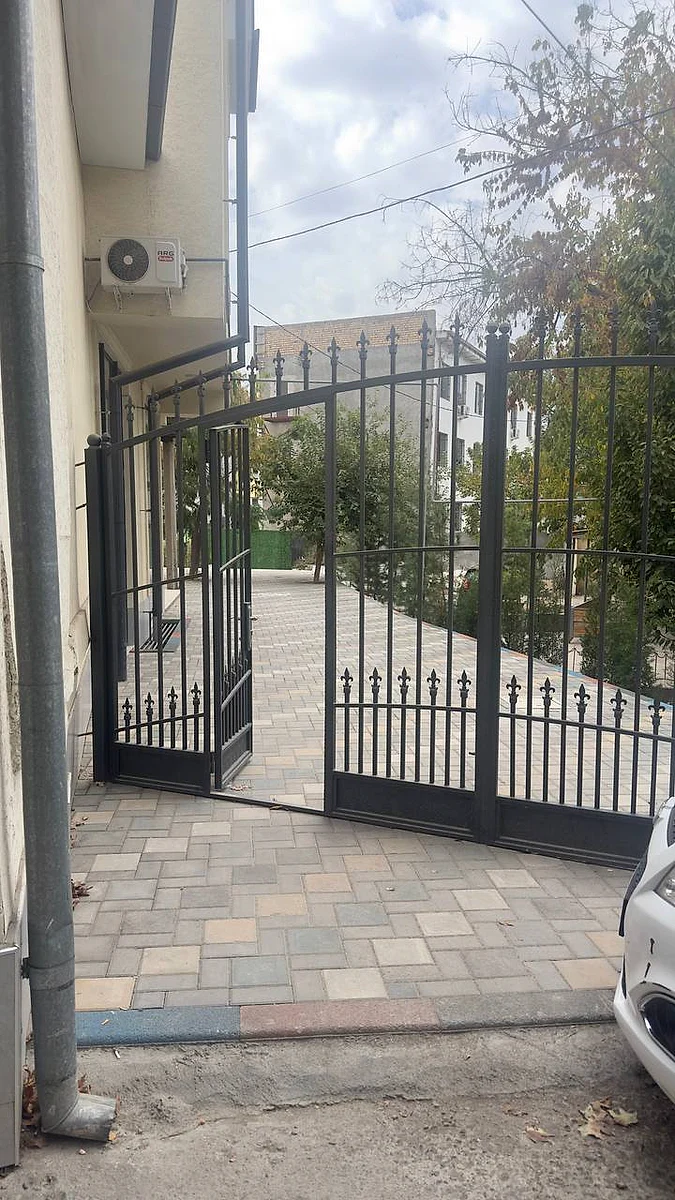 Аренда коммерческого помещения в yunusabad районе, 1 000 м² — Амира Темура — Ташкент, yunusabad